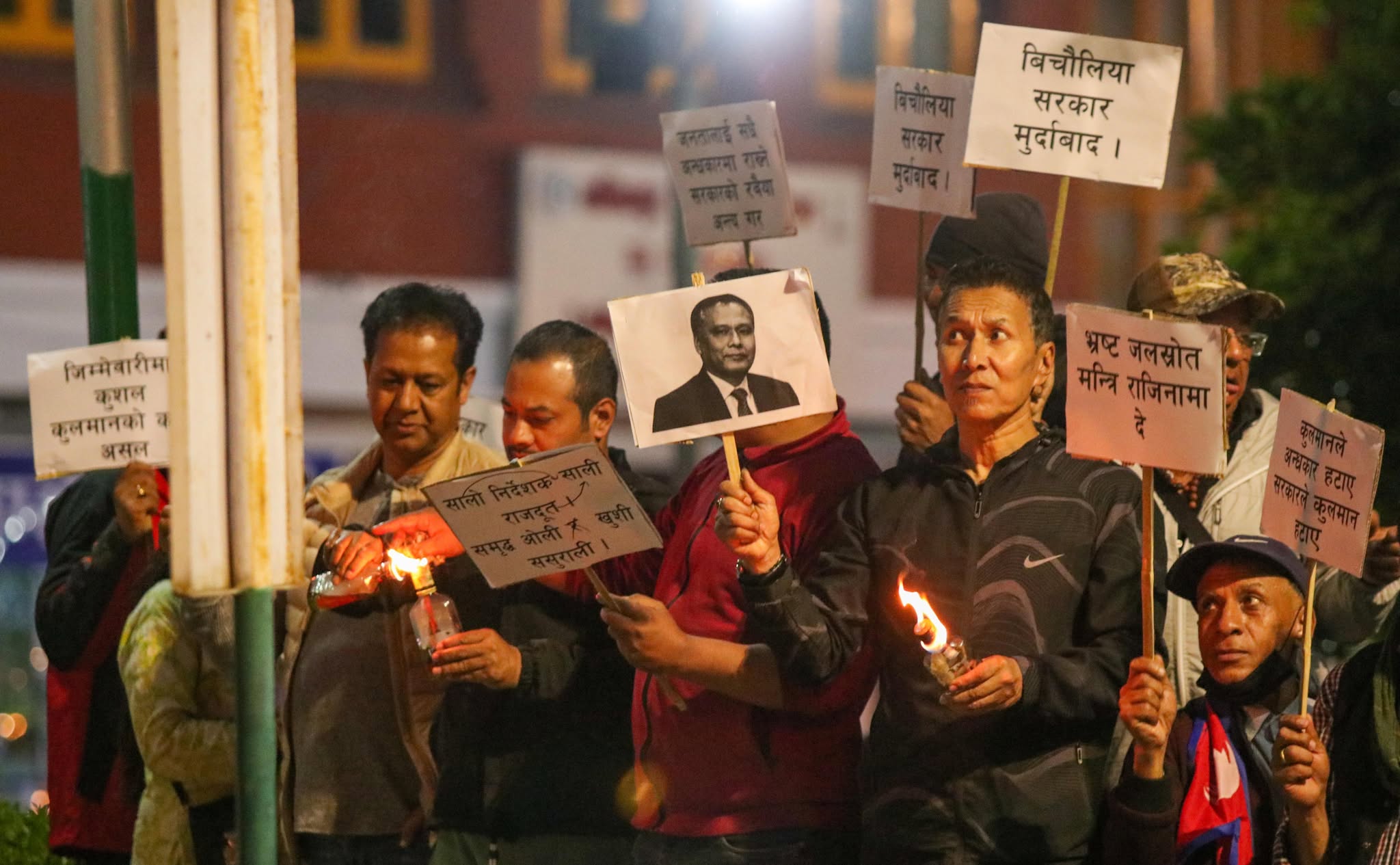 कुलमानको समर्थनमा टुकी बालेर प्रदर्शन (तस्बिरसहित)