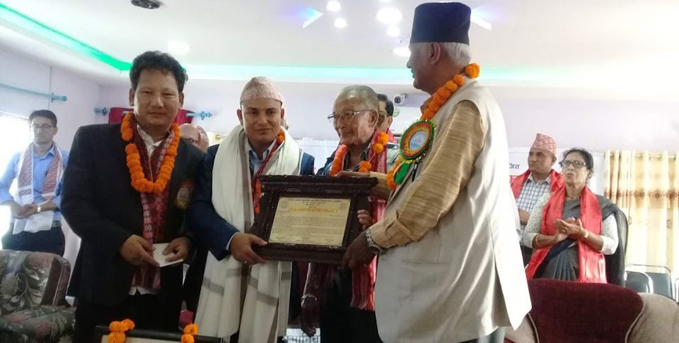 ‘रिटिङ रिटिङ नबजाउ बिनायो’ का गायक सम्मानित