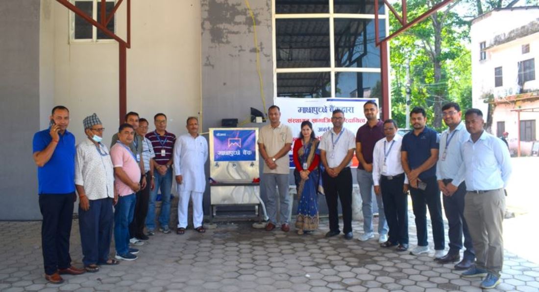 माछापुच्छ्रे बैंकले दियो महाकाली प्रादेशिक अस्पताललाई पानी चिस्याउने मेसिन