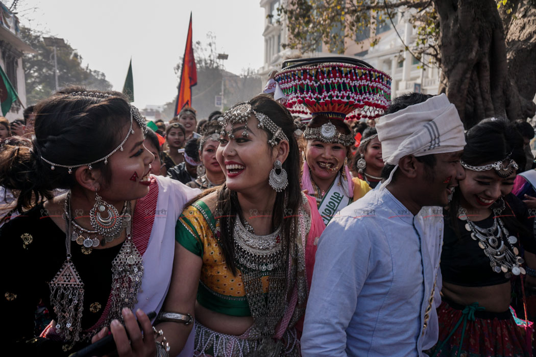 लेहेंगा र गहनामा सजिए थारु युवती (फोटो फिचर)