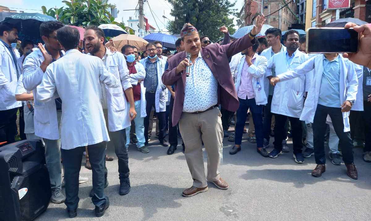 स्वास्थ्यकर्मीमाथि लगातार कुटपिट– सडकमा निस्किएर मागे गृह र स्वास्थ्य मन्त्रीको राजीनामा