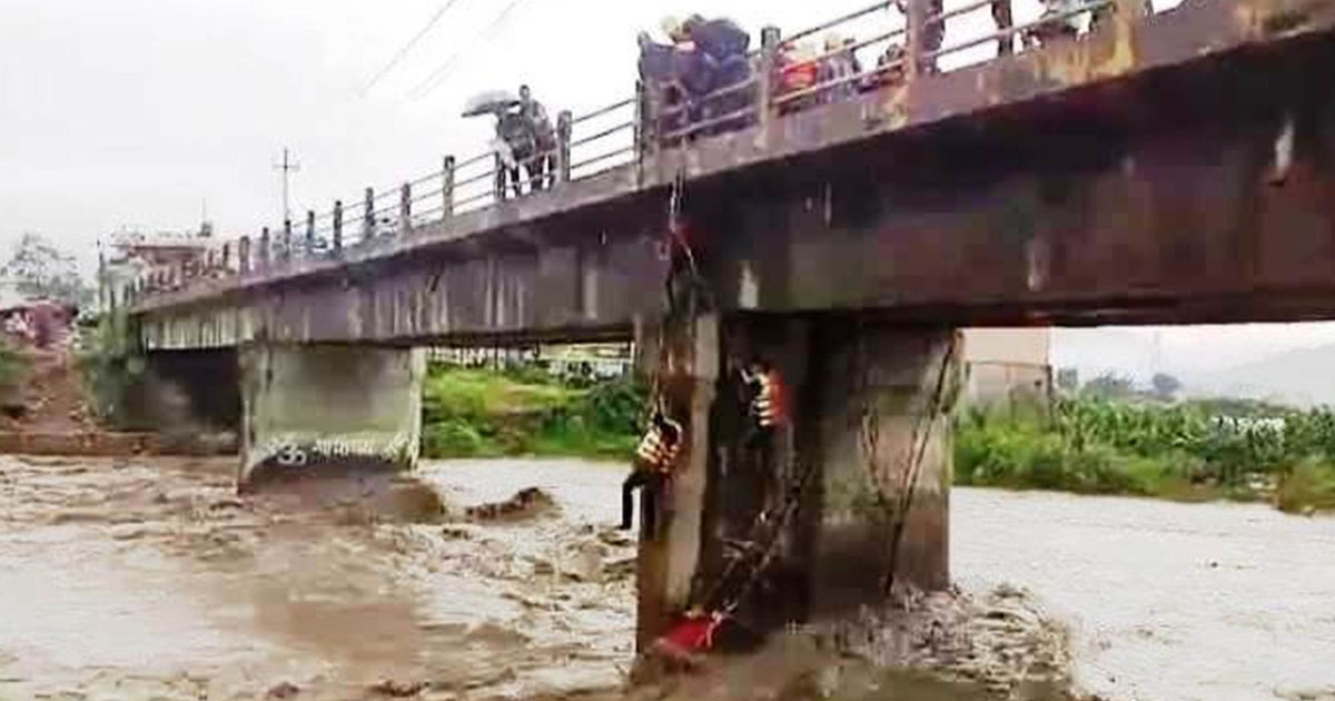 मनोहरा खोलाको पुलमा अड्किएका राईको सकुशल उद्धार