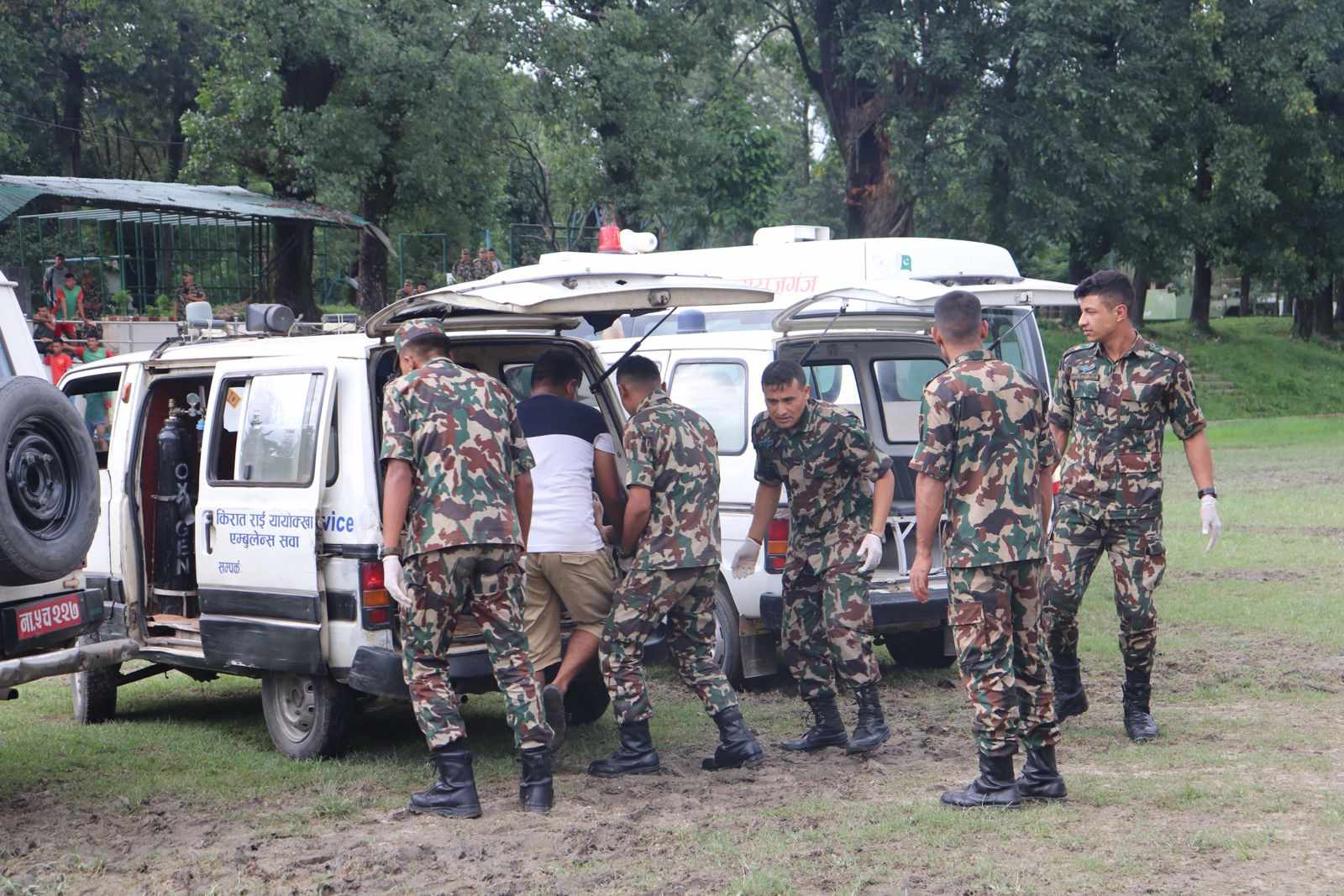 आँबुखैरेनी बस दुर्घटना : १२ घाइतेलाई हेलिकोप्टरमार्फत काठमाडौं ल्याइयो