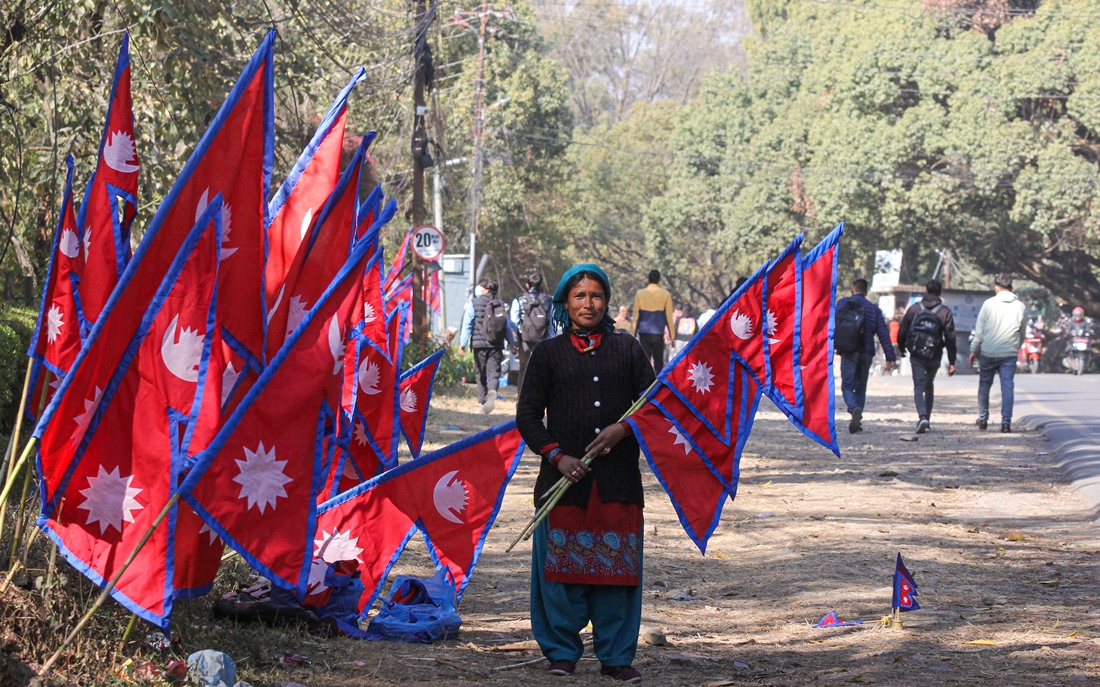 झन्डा बेच्दै महिला