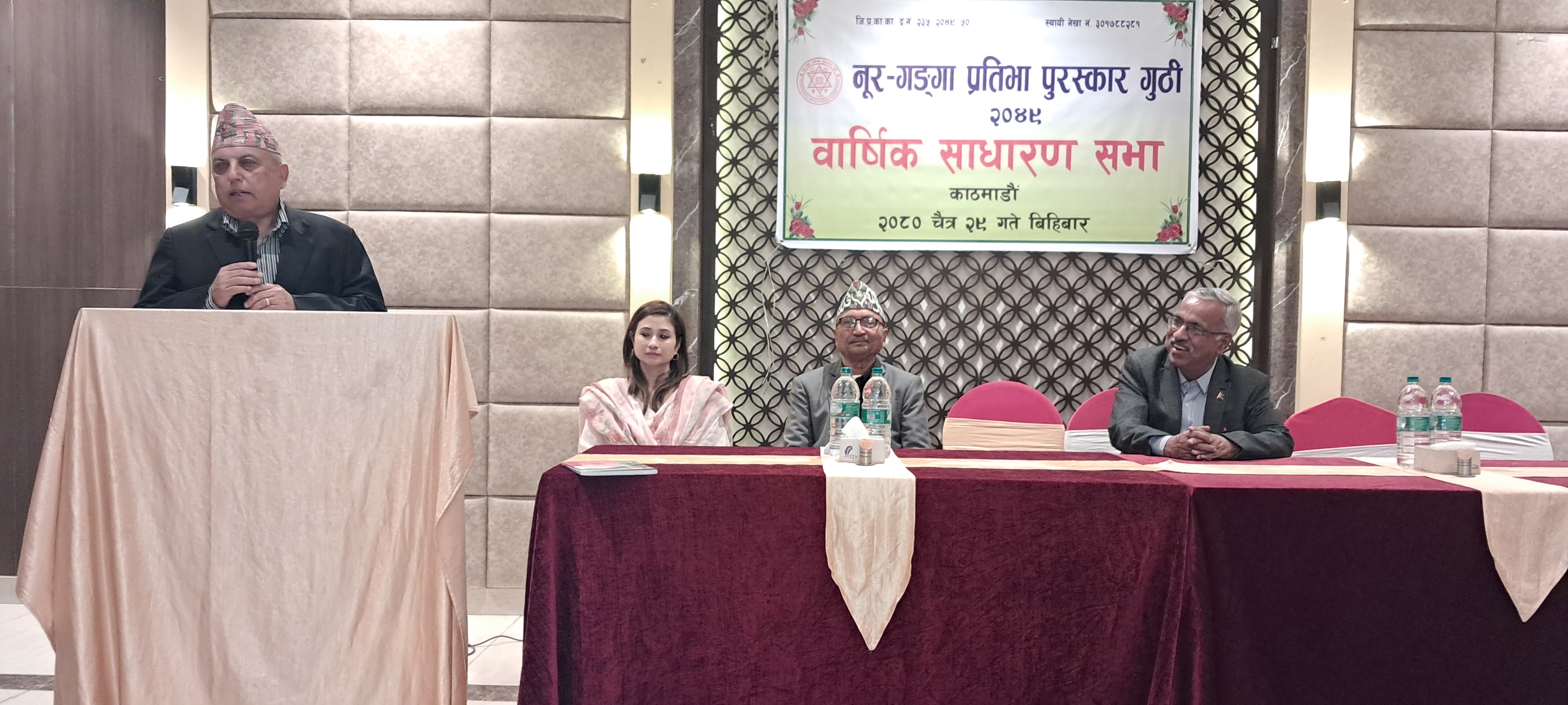 नूर–गङ्गा प्रतिभा पुरस्कार गुठीले सर्जकहरू पुरस्कृत गर्दै