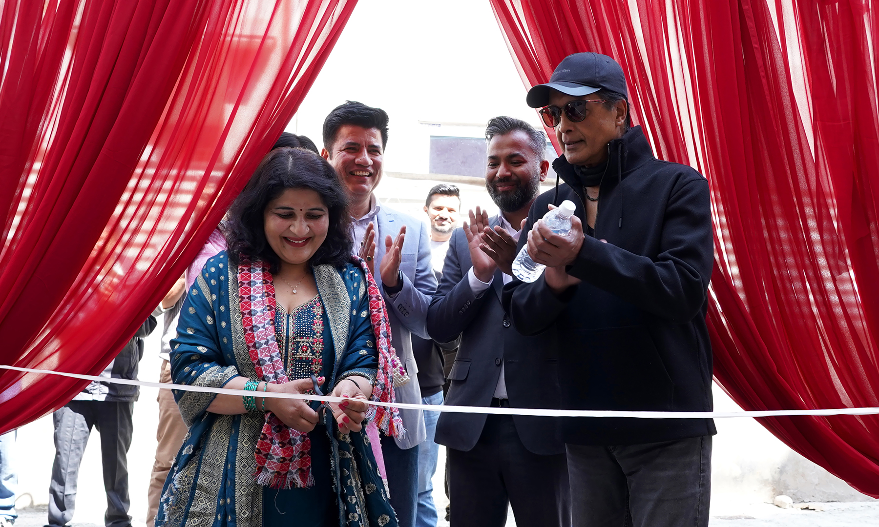 इसेवा मनि ट्रान्सफरको ‘मेरो डिजिटल देश’ अभियानअन्तर्गत अन्जुलालाई घर हस्तान्तरण