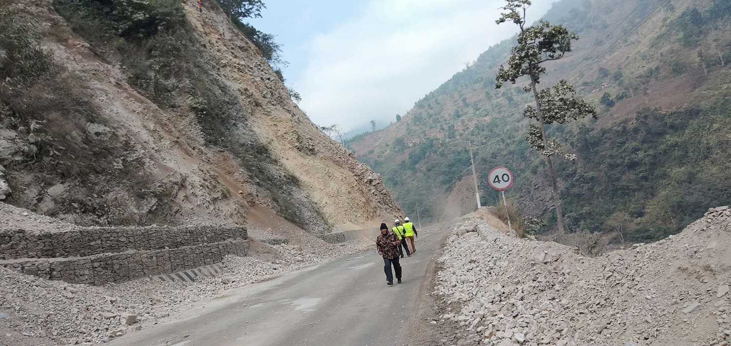 मुग्लिन-नारायणगढ सडकखण्डमा सुख्खा पहिरो, दुईतर्फी आवागमन ठप्प