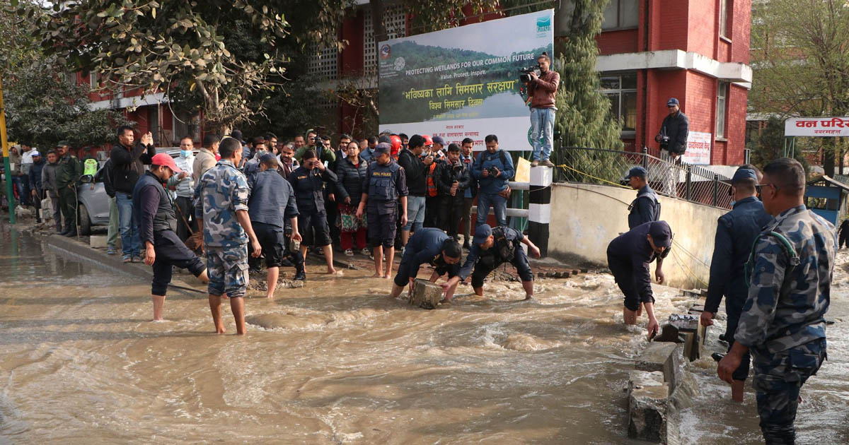 बबरमहलमा फुटेको खानेपानी पाइपको मर्मत थालियो