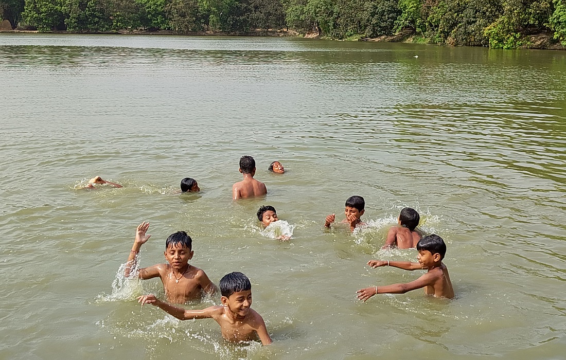 गर्मी छल्न पौडी खेल्दै बालबालिका