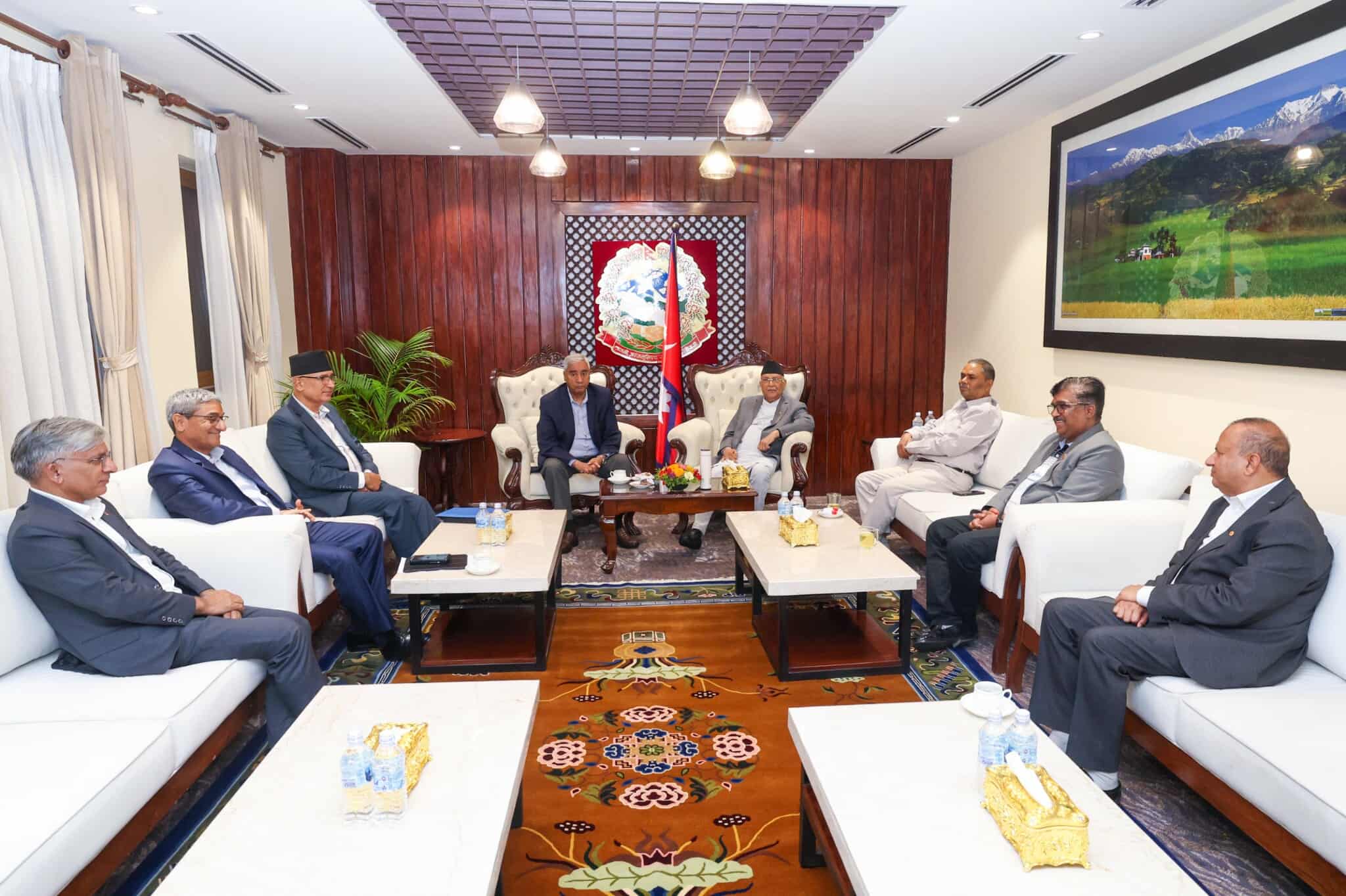 प्रधानमन्त्रीसहित तीन दलका शीर्ष नेताबीच छलफल