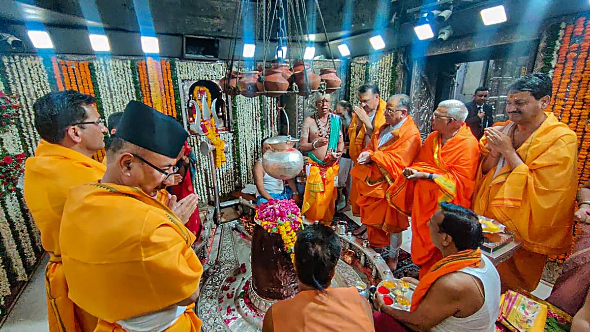 प्रचण्डले गरे महाकालेश्वर मन्दिरमा पूजा, रुद्राक्ष र ८१ हजार रुपैयाँ चढाए