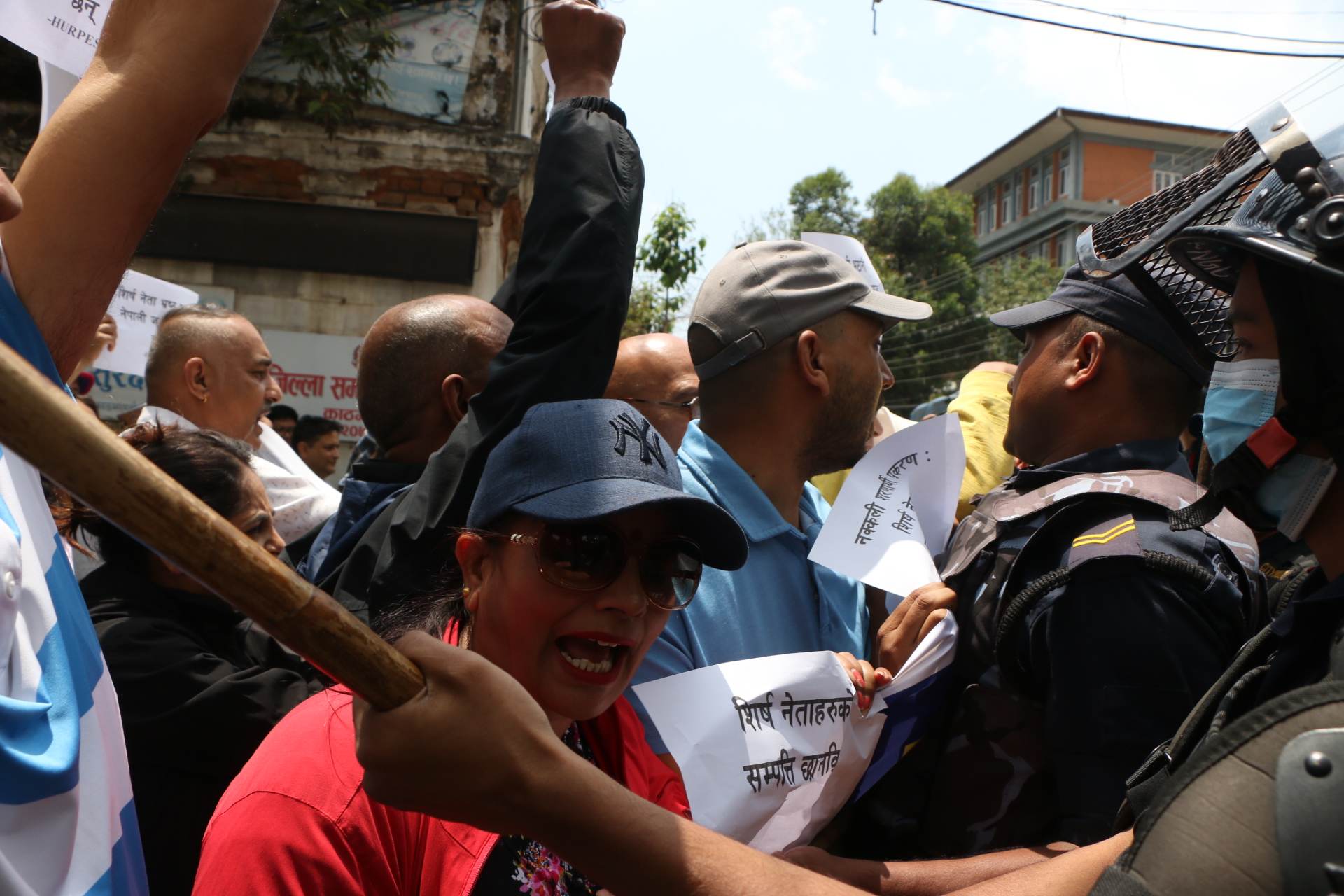 सिंहदरबारको दक्षिणी गेटमा अधिकारकर्मीको प्रदर्शन (तस्बिरहरू)