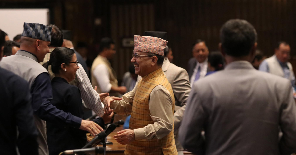 संसद्मा देखिएको रोचक दृश्य– पहिले नाराबाजी, पछि नमस्कार !