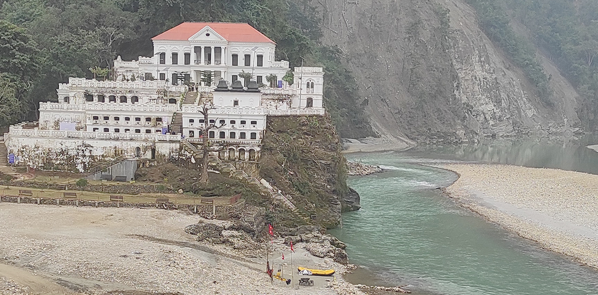 रानीमहलको काखमा बिच भलिबल हुँदै