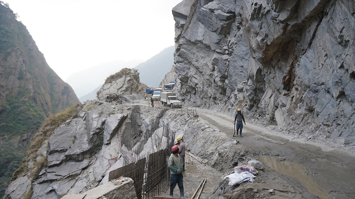 भारत र चीनलाई जोड्ने काभ्रेभिरमा ‘रक एंकरिङ’ गरेर सडक विस्तार