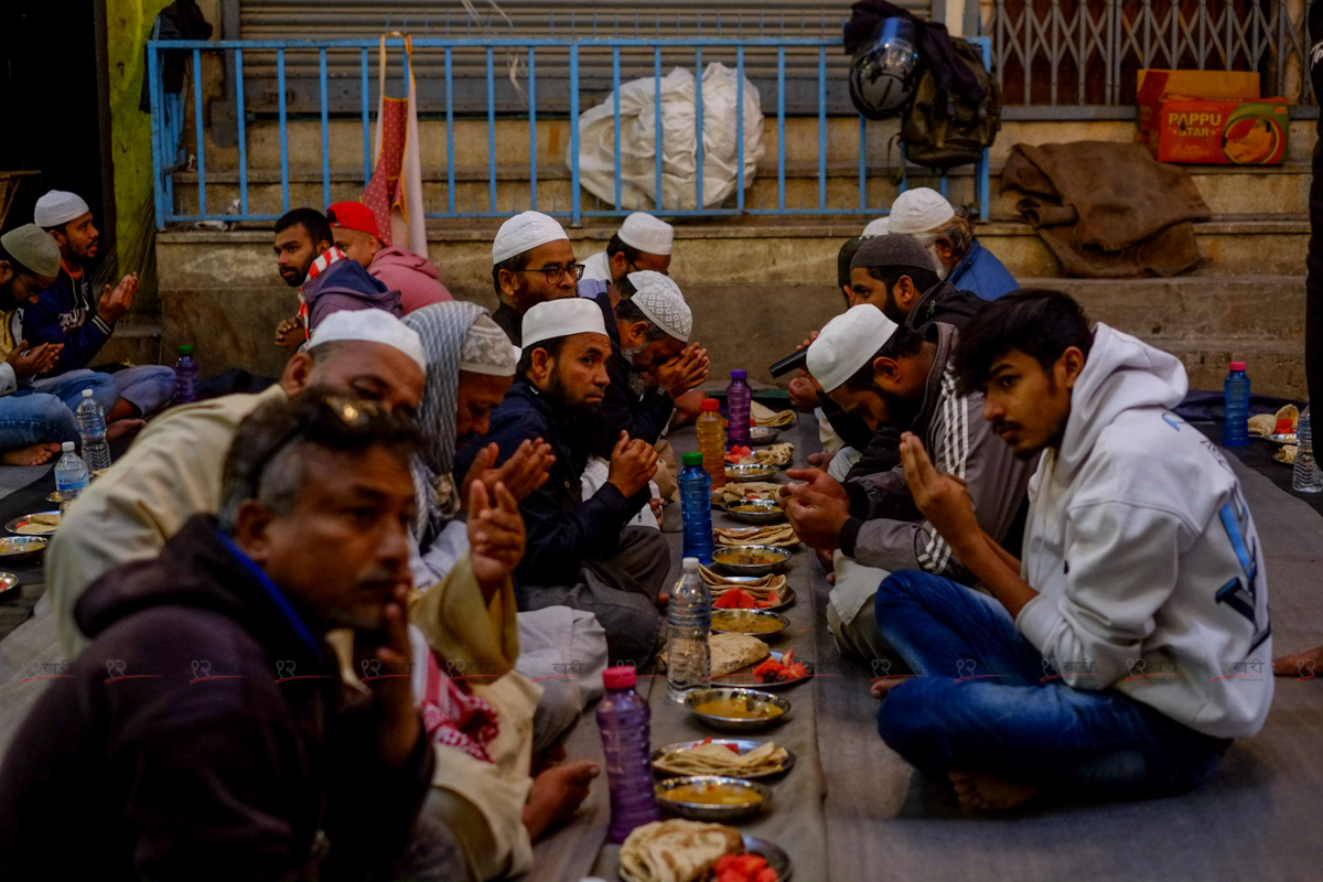 रोजा खोल्नेहरूको भोज (तस्बिरहरू)