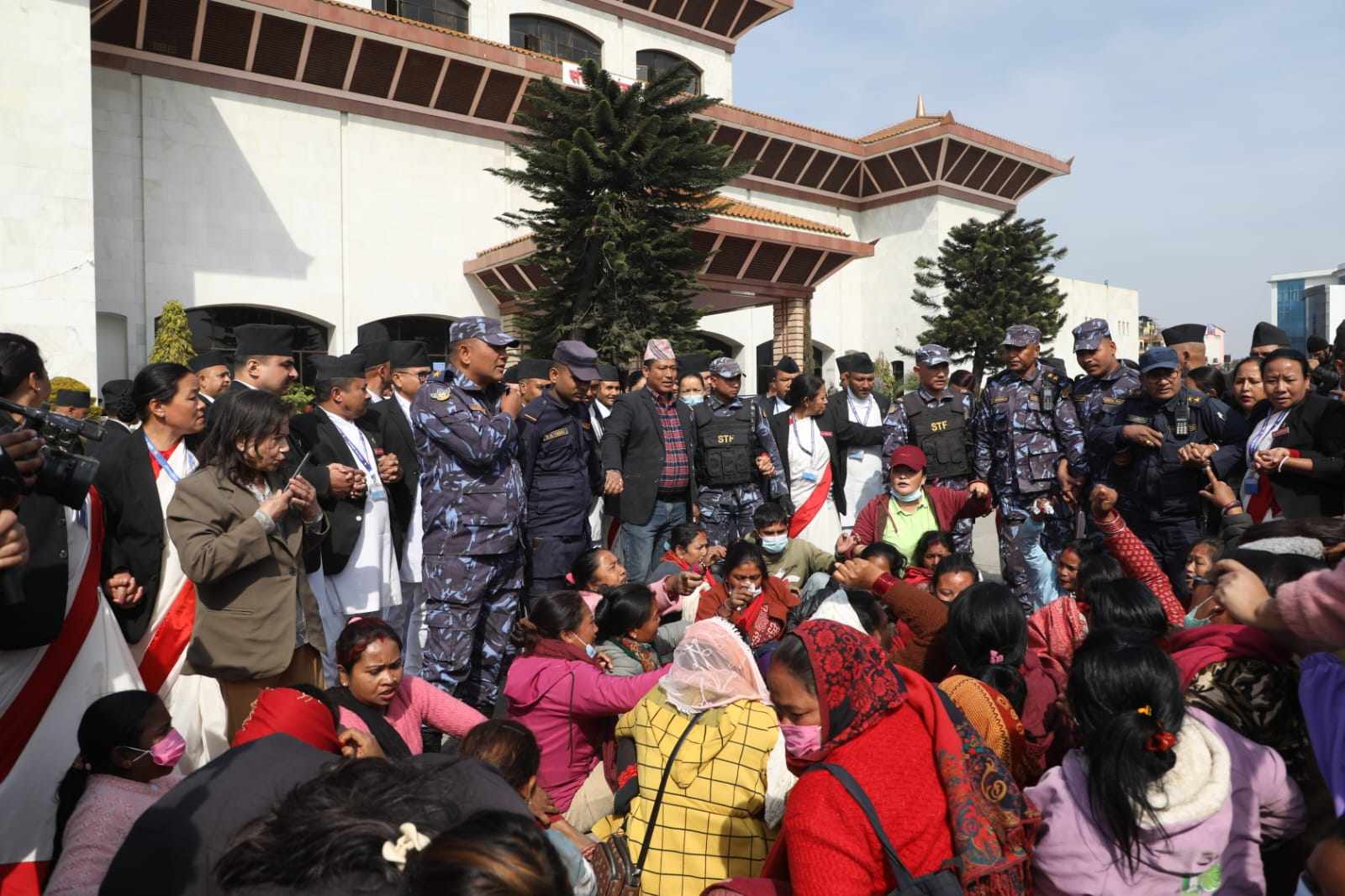 संसद् भवन प्रवेश गर्ने ४९ लघुवित्तपीडित प्रहरी नियन्त्रणमा