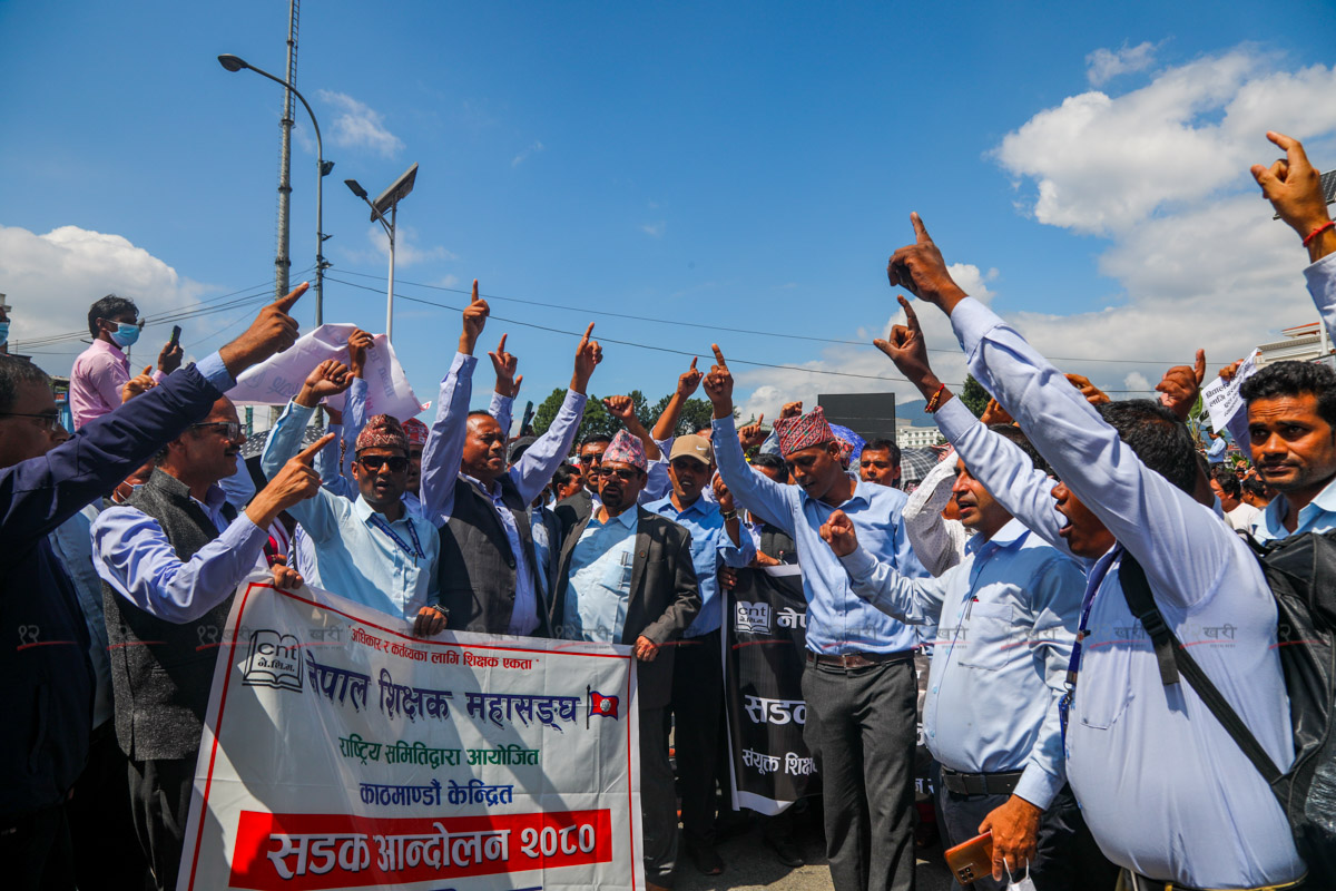 शिक्षा विधेयकको विरोध : सडकमा उत्रिए शिक्षक (तस्बिरहरू)