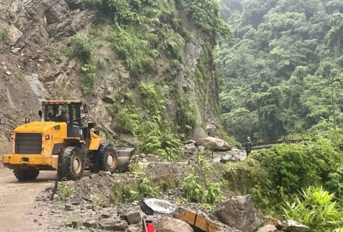 पहिरोले यी सडकखण्ड छन् अवरुद्ध, सवारी आवागमन ठप्प
