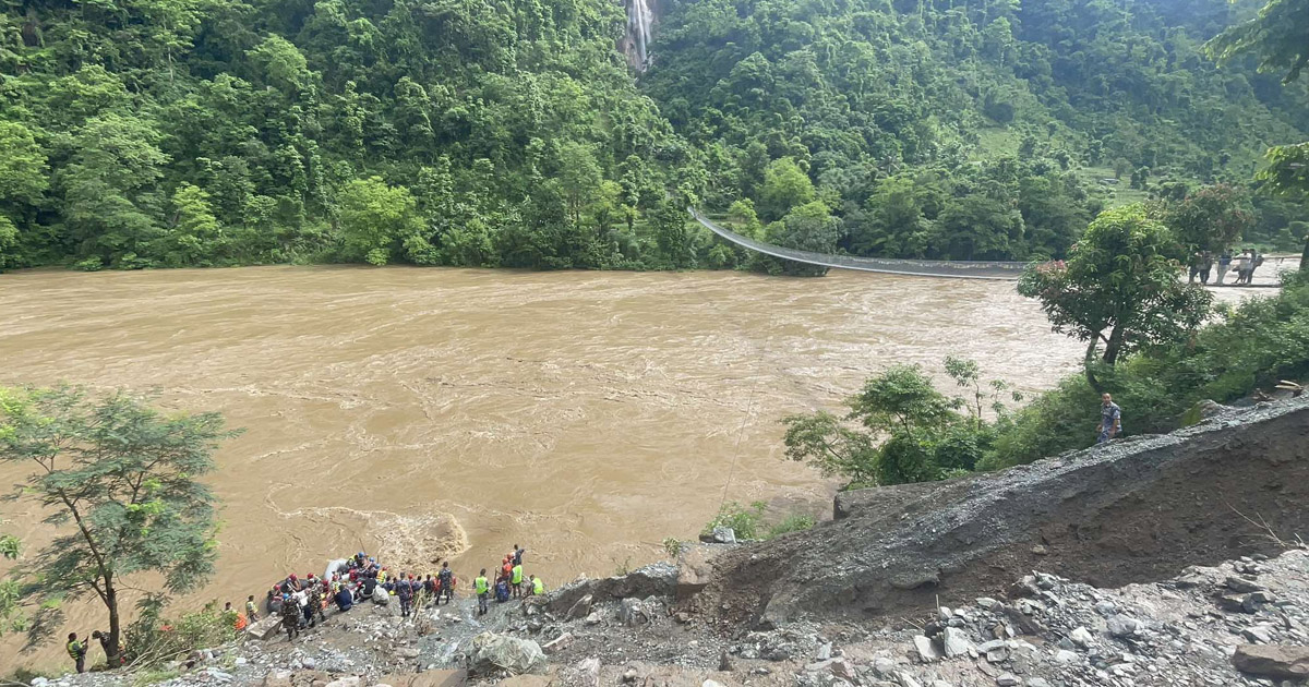 अझै भेटिएन बेपत्ता बस, धमिलो पानी र उच्च बहाबका कारण खोजीमा कठिनाइ