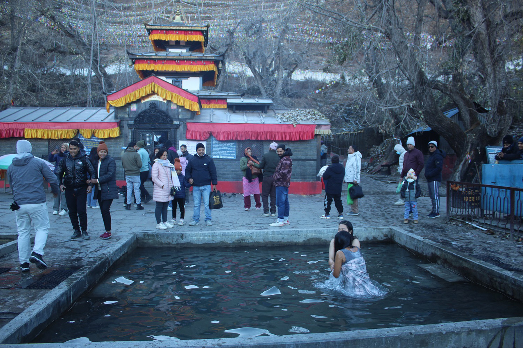 स्नान गर्दै भक्तजन