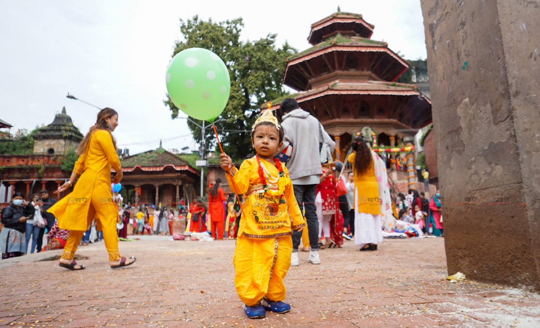 जय श्रीकृष्ण ! कृष्ण मन्दिरमा भिड (तस्बिरहरू)