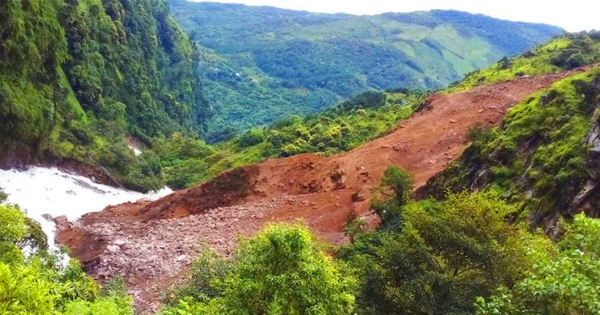 ताप्लेजुङमा पहिराले दुई घर बगायो