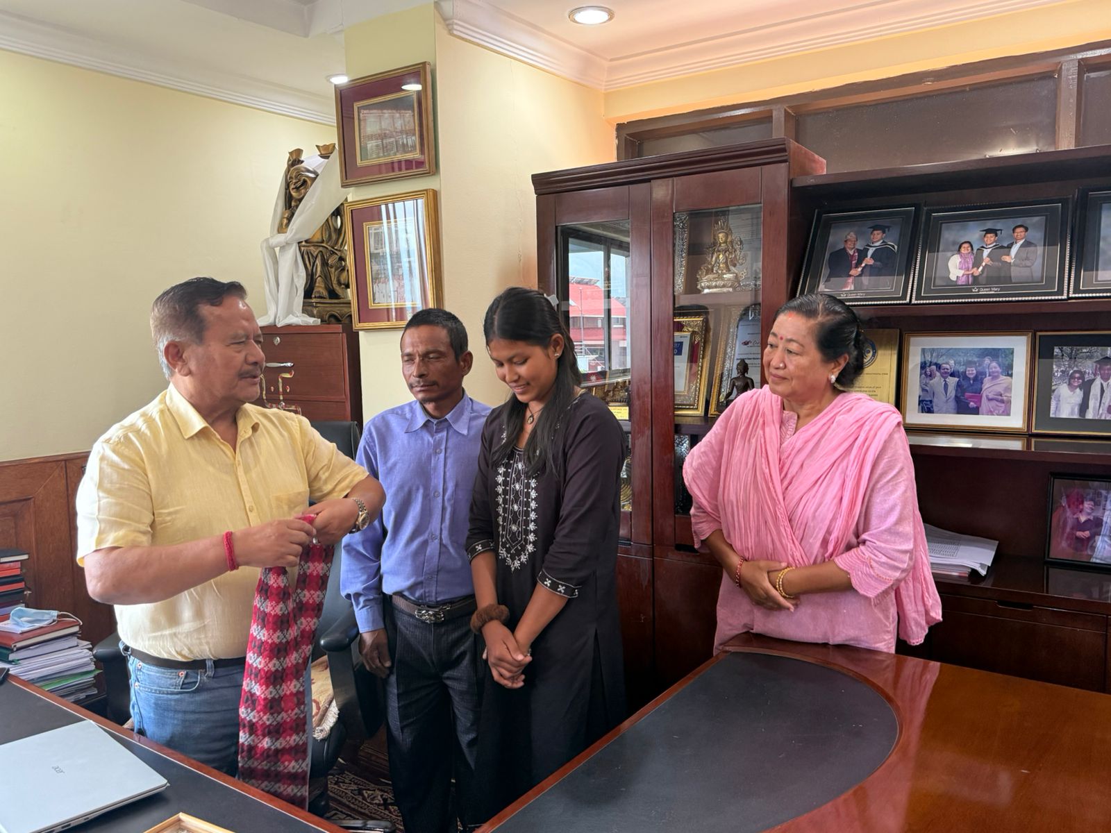गोमा श्रेष्ठलाई भाटभटेनी अध्यक्ष गुरूङले आफ्नै खर्चमा एमबीबीएससम्म अध्ययन गराउने