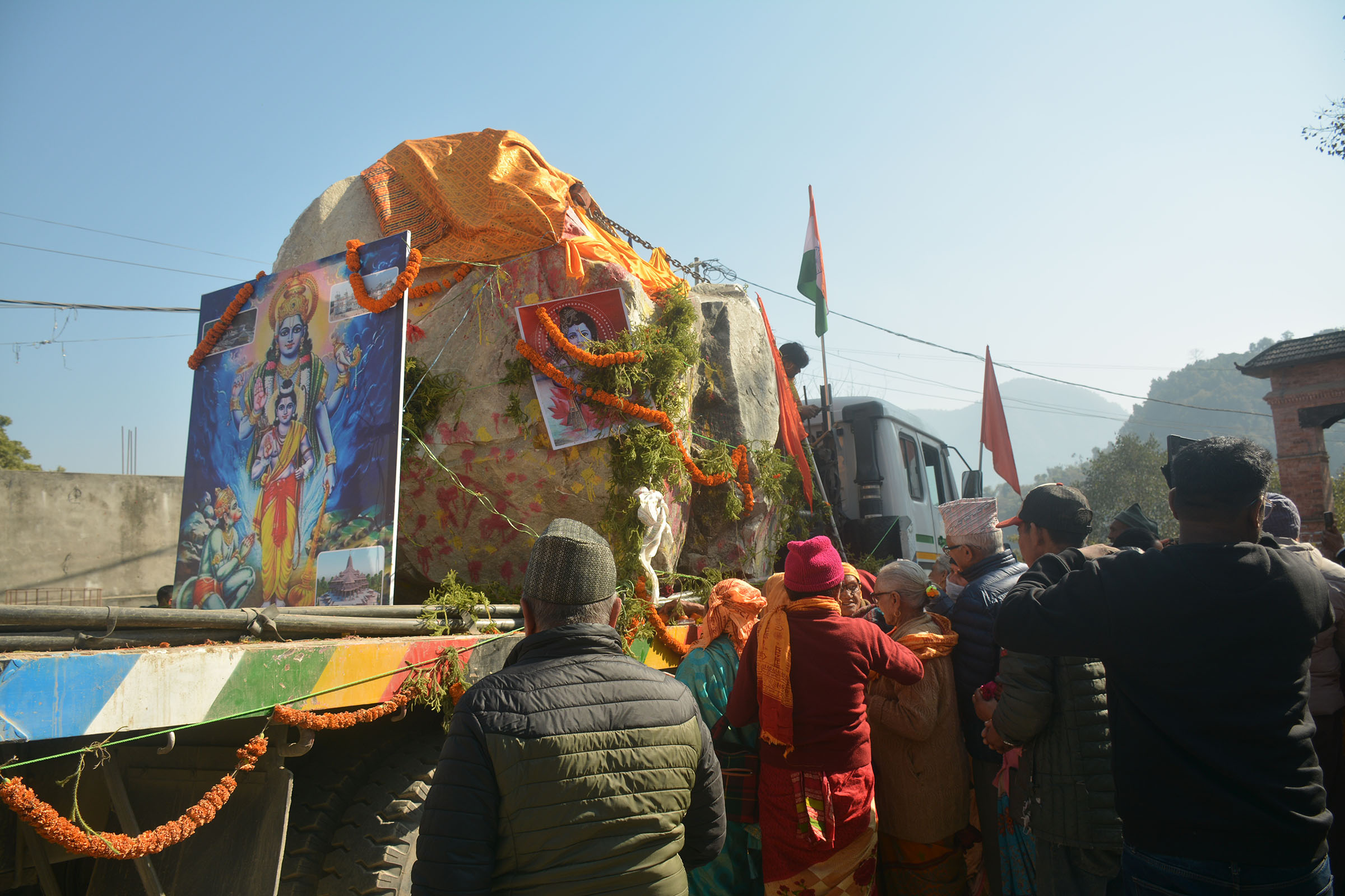विमलेन्द्र निधिको नेतृत्वमा शिला अयोध्या पुर्याइँदै : करिब ४०० जनाको टोली गोरखपुरमा