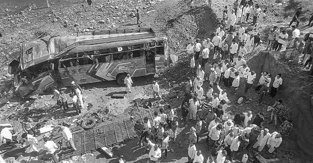 भारतको मध्य प्रदेशमा पुलबाट बस खस्दा १५ जनाको मृत्यु, २५ घाइते