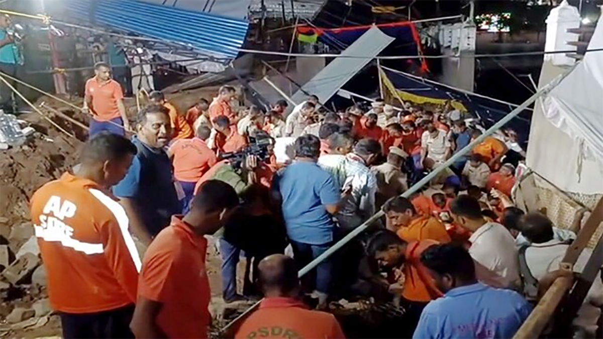 भारतमा मन्दिरको पर्खाल भत्कँदा आठजनाको मृत्यु