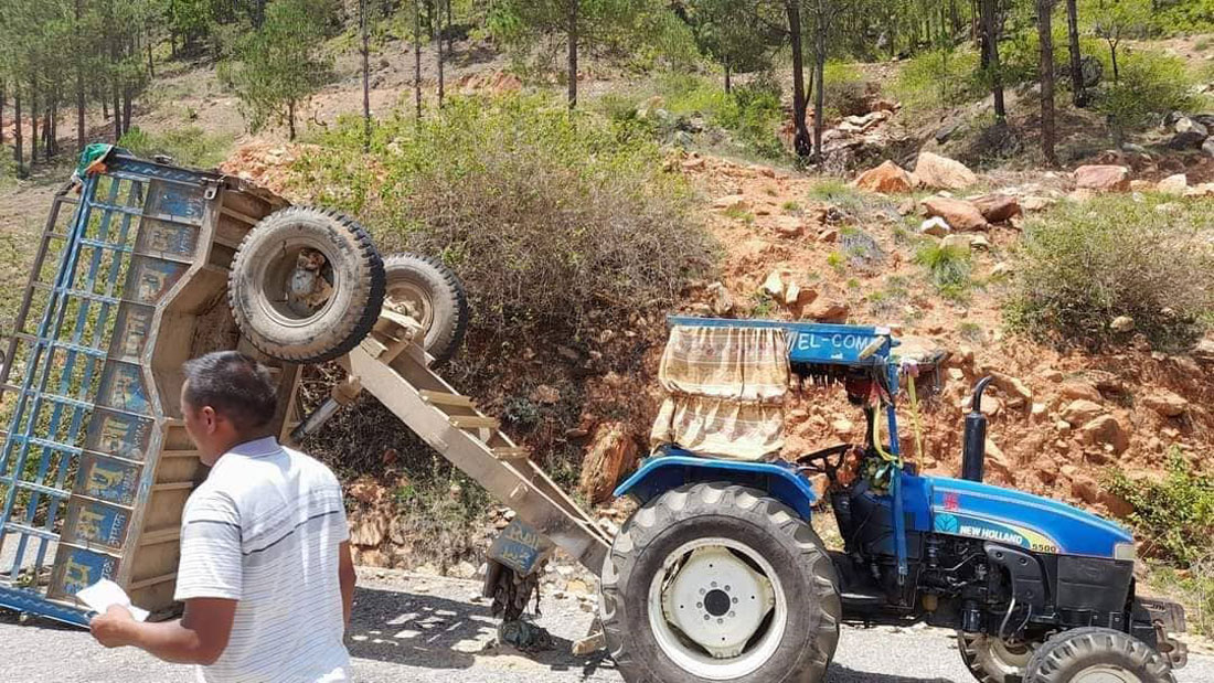 मलामी सवार ट्याक्टर दुर्घटना : एकजनाको मृत्यु, २३ घाइते