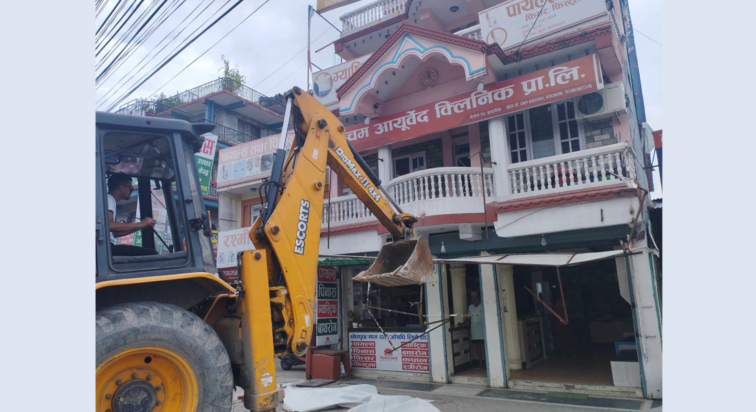 पृथ्वी राजमार्गका मापदण्डविपरीतका संरचनामा महानगरको डोजर 