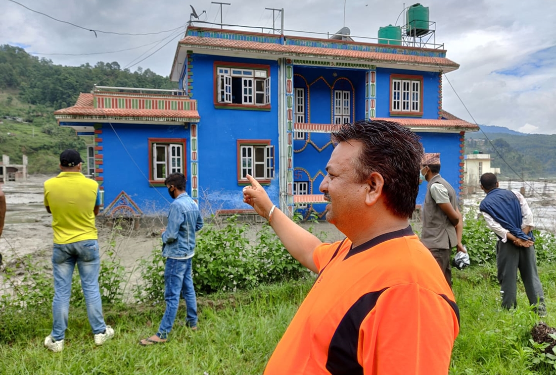 ‘जग्गा बाँड्दै हिँड्थेँ, बाढीले आफैँ सुकुम्बासी बनेँ’ (भिडियोसहित)