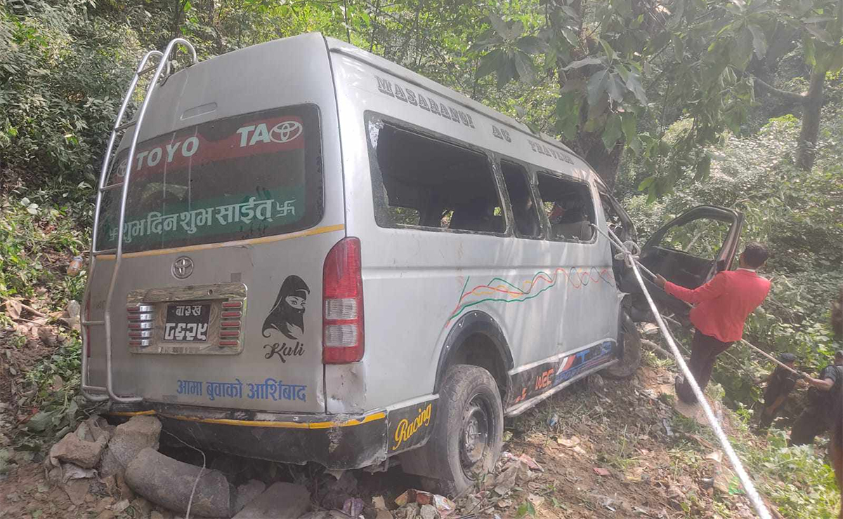२० जना सवार माइक्रो नागढुंगानजिकै ‘८० फिट तल’ खस्यो