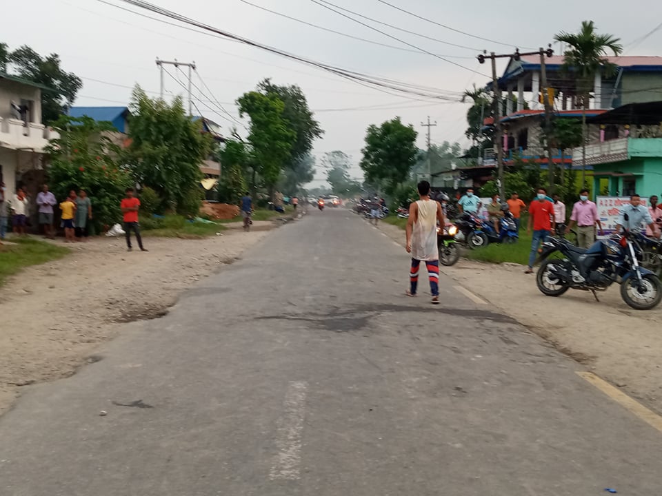 भरतपुरमा बसको ठक्करबाट बालकको मृत्यु, अक्रोशित स्थानीयले सडक अवरुद्ध गरे