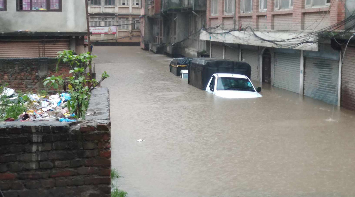 पहिरो र बाढीमा परेर १० जनाको मृत्यु