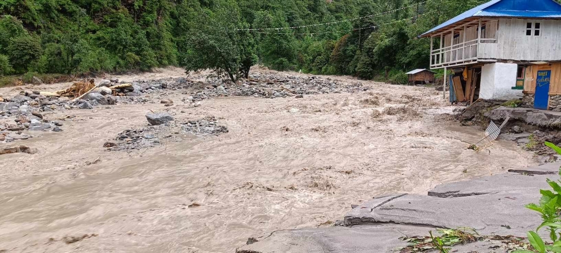 दोलखामा बाढीले तीन घर बगायो, एकजना बेपत्ता