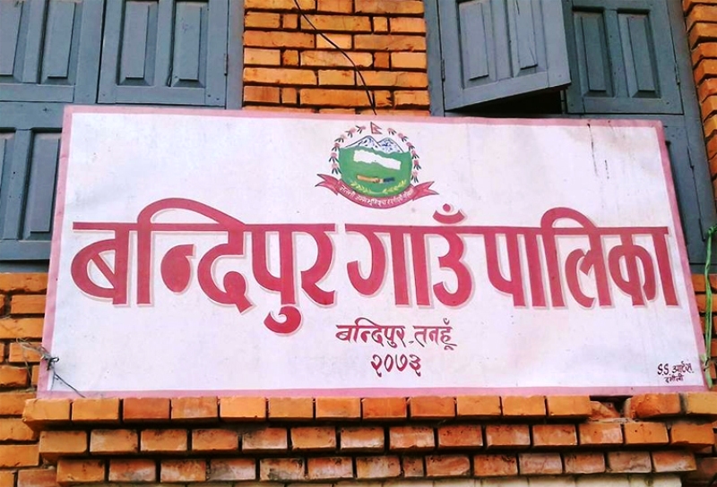 असहाय तीन परिवारलाई घर हस्तान्तरण
