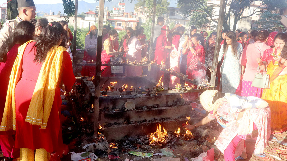 ऋषेश्वर महादेव मन्दिरमा भक्तजन