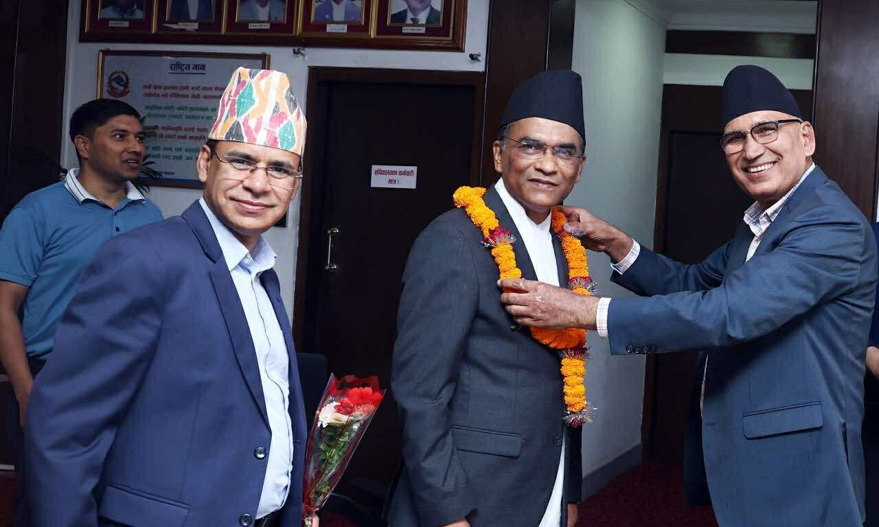 शपथलगत्तै अर्थमन्त्री भेट्न गए गभर्नर पौडेल