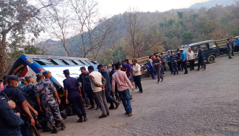 दाङ बस दुर्घटनामा दुईको मृत्यु, २८ जना घाइते (नामावली)