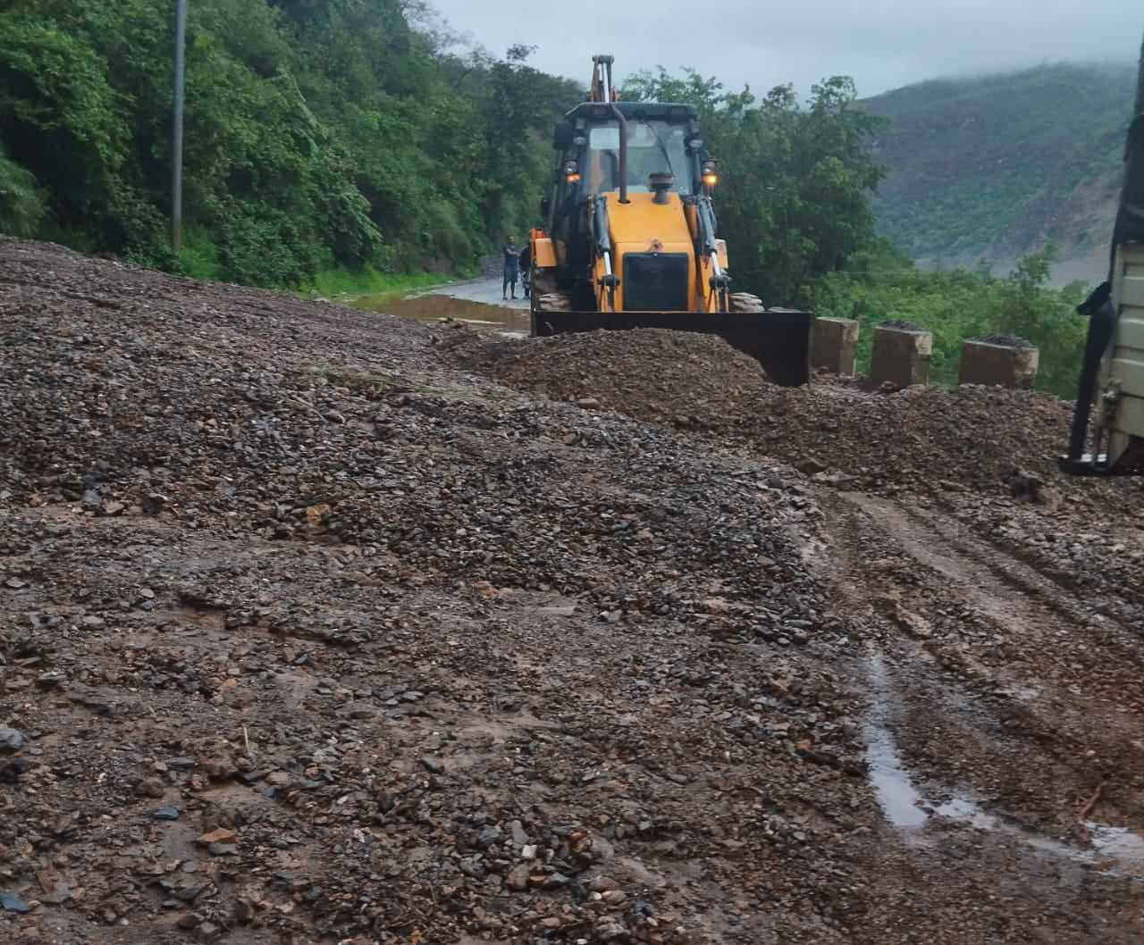 पहिरोले वीपी राजमार्ग अवरुद्ध