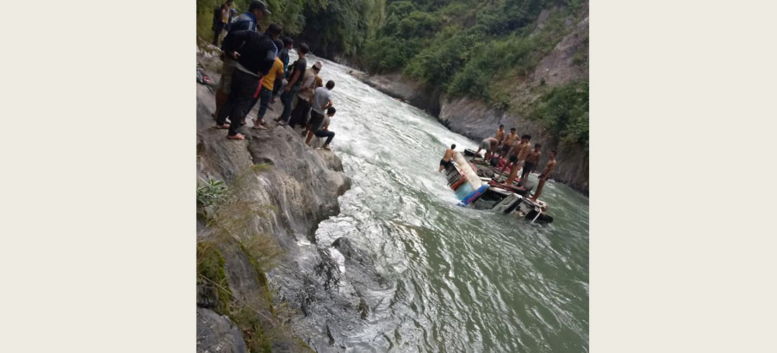 रोल्पाको लुंग्री खोलामा बस खस्दा दुईजनाको मृत्यु 