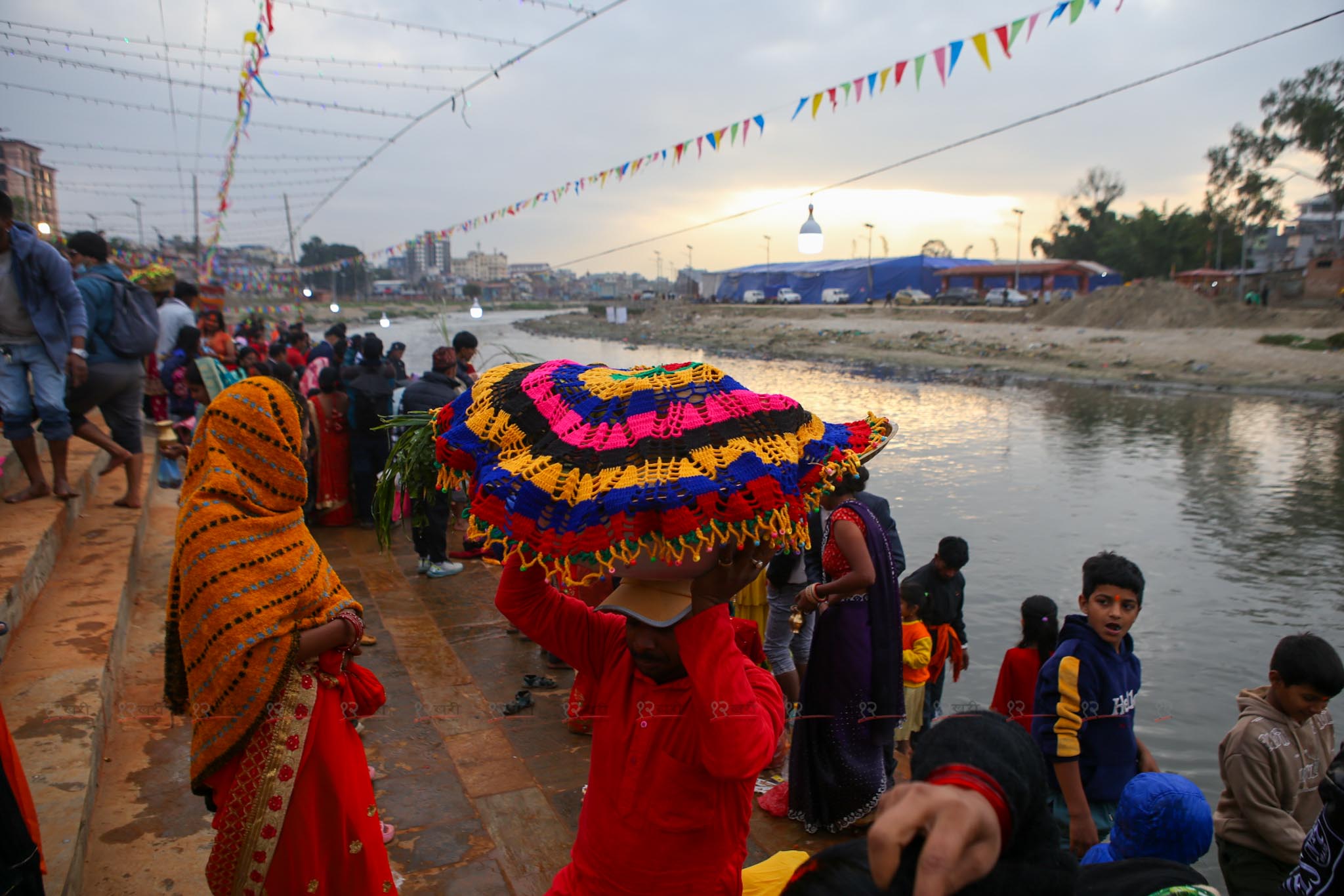 उदाउँदो सूर्यलाई अर्घ्य अर्पणसँगै सकियो छठ (तस्बिरहरू)