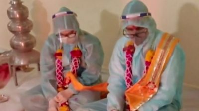 दुलाहालाई कोरोना देखिएपछि पीपीई लगाएर विवाह
