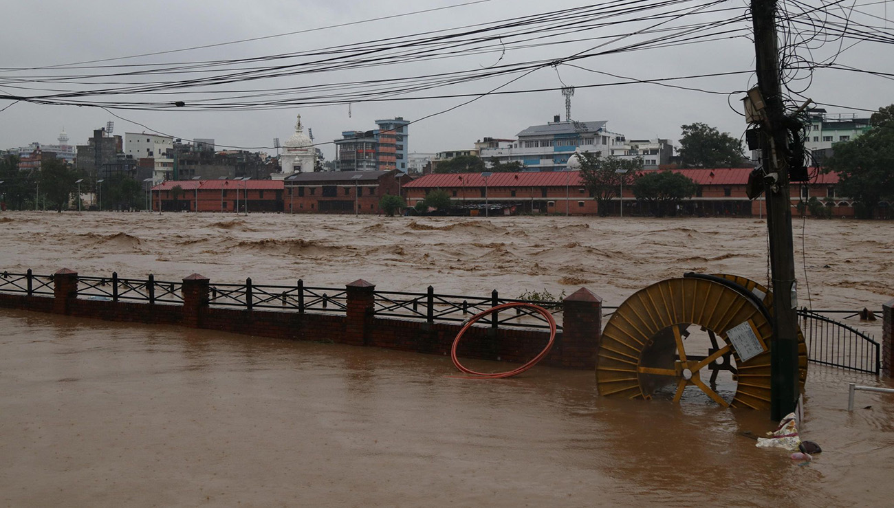 वाग्मतीमा बाढी, हेर्नेको भीड (तस्बिरहरू)