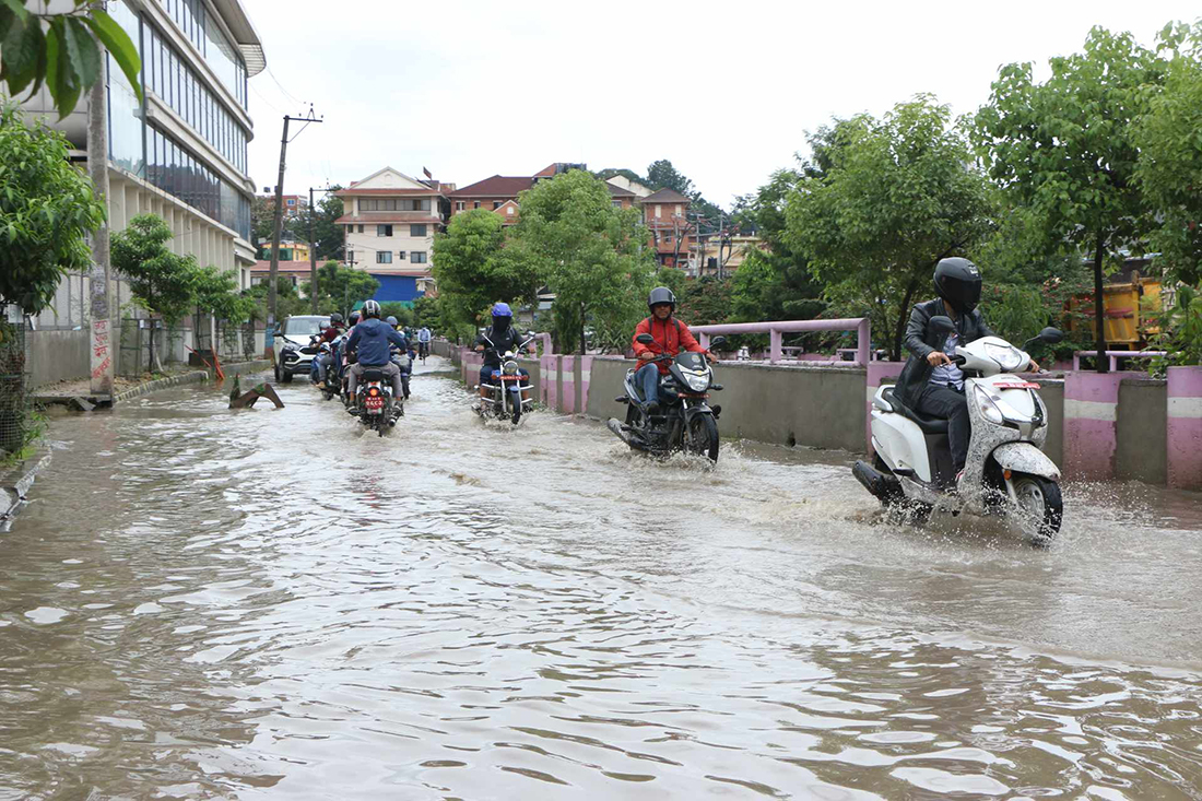 धोबीखोलाको बाढीले सडकमा सास्ती