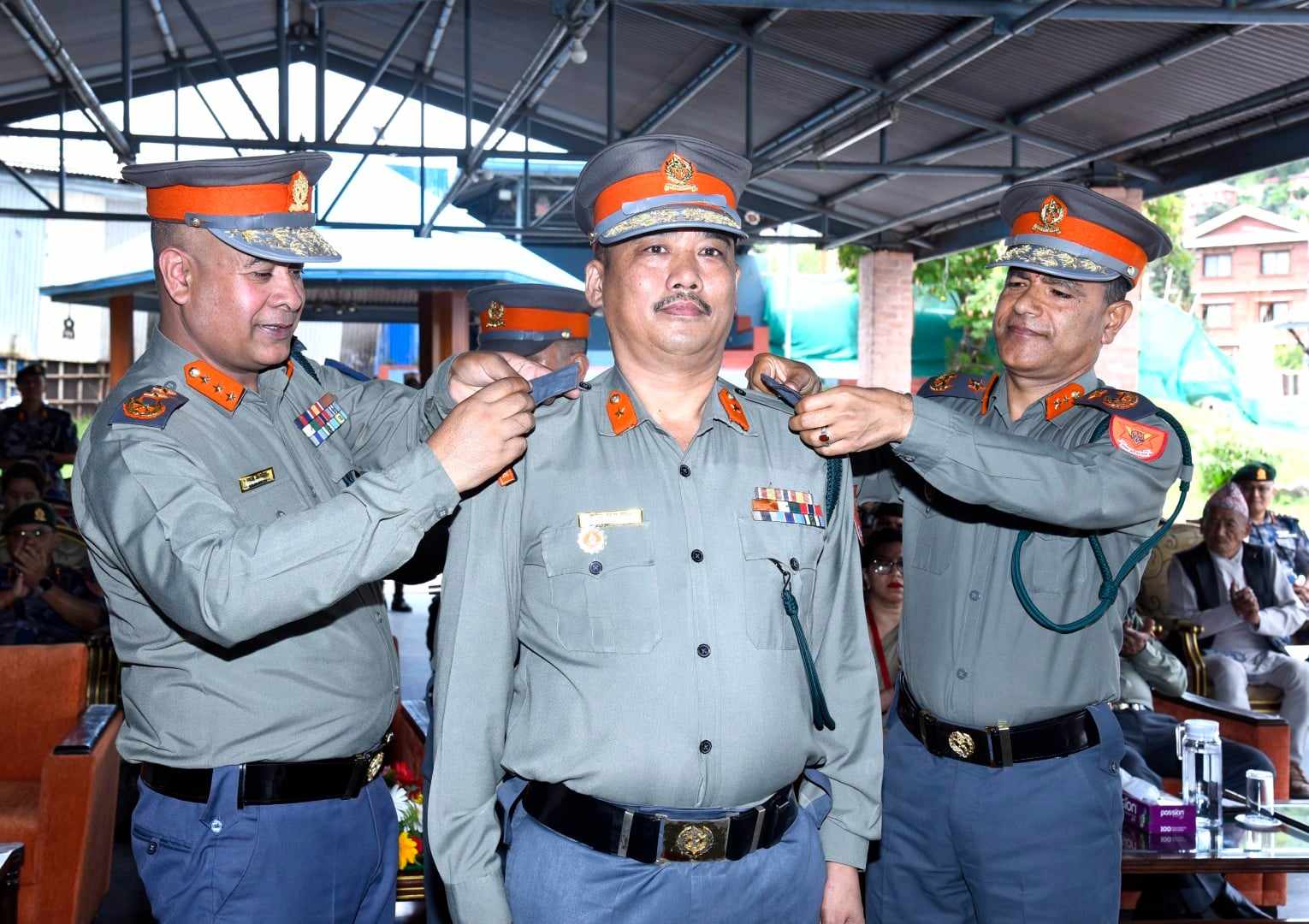 सशस्त्र प्रहरी महानिरीक्षक राजु अर्यालद्वारा दर्ज्यानी चिह्न प्रदान