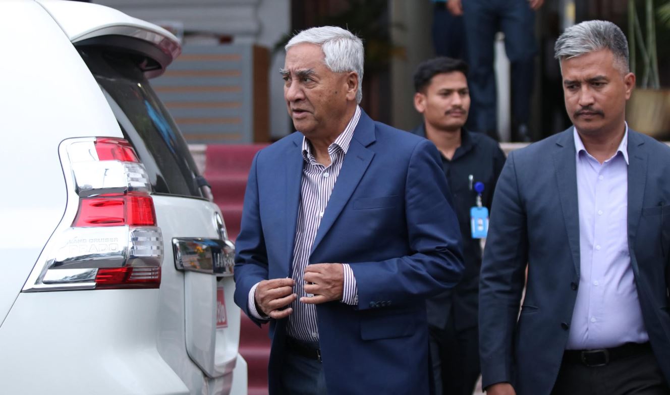 ओलीलाई भेट्न बालुवाटार पुगे देउवा